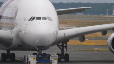 FRANKFURT AM MAIN, ALMANY - 20 HAZİRAN 2017: Tayland Havayolları 'nın dört motorlu Airbus A380' i takside. Traktör, Frankfurt am Main Havaalanı 'ndaki piste iniyor.