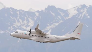 ALMATY, KAZAKHSTAN - 24 Haziran 2024: Kazakistan Cumhuriyeti Sınır Servisi 'nin bir uçağı Almaty Havaalanı' ndan havalanmak üzere havalanır.