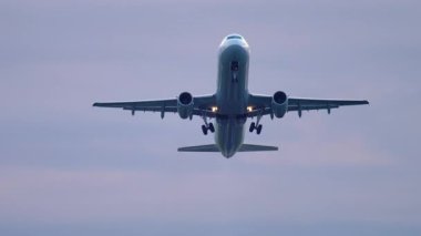 Jet uçağı havalanıyor ve iniş takımları geri çekiliyor.