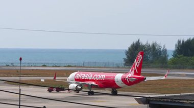 PHUKET, THAILAND - 07 Mart 2025: Tay Havaalanı 'nın HS-CBA' sı Airbus A320 'yi Phuket Havaalanı' ndaki piste çekmek. Seyahat konsepti. Beneklenme