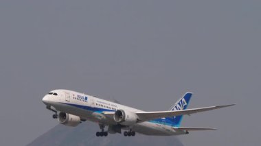 HONG KONG - 29 Ocak 2025: Boeing 787 Dreamliner, All Nippon Airways 'den JA838A Chek Kap Kok havaalanından havalandı. Uçak kalkıyor. Beneklenme
