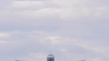 Ticari uçak inişe geçiyor. Yolcu uçağı geliyor. Seyahat kavramı