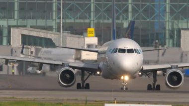ALMATY, KAZAKHSTAN - 27 Haziran 2024: Airbus A321, Air Astana 'dan EI-KDA Almaty Havaalanı, ön görüş. Seyahat kavramı