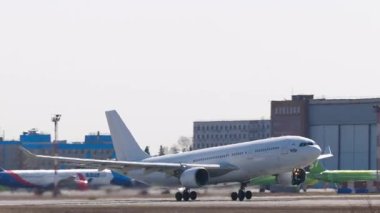 NOVOSIBIRSK, Rusya Federasyonu - 27 Nisan 2024: Ticari jet uçağı Airbus A330, RA-73688 I-Fly kalkış, yan görüş. Uçak kalkıyor. Beneklenme