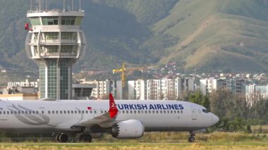 ALMATY, KAZAKHSTAN - 24 Haziran 2024: Almaty havaalanında taksicilik yapan Türk Hava Yolları 'ndan Boeing 737. Uçak, yan görüş. Seyahat kavramı