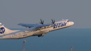 SOCHI, RUSSIA - 02 Ağustos 2022: Turboprop uçağı ATR 72, RA-67697 UTair uçuşu, yan görüş. Uçak kalkıyor. Seyahat kavramı