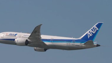 HONG KONG - 29 Ocak 2025: Boeing 787 Dreamliner, All Nippon Airways 'den JA838A Chek Kap Kok havaalanından havalandı. Uçak kalkıyor. Beneklenme