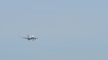 Ticari uçak iniş yapmak üzere. Gökyüzünde bir uçak
