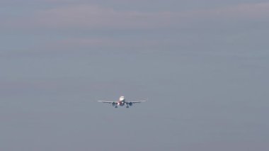 Gökyüzünde tanımlanamayan bir üniforması olan jet yolcu uçağı inişe yaklaşıyor.