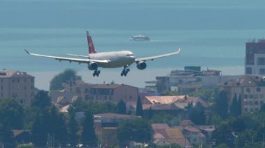 SOCHI, RUSSIA - 27 Ağustos 2022: Aircraft Airbus A330, RA-73328 Nordwind Airlines inişe yaklaşıyor. Uçak uçuşu, ön manzara.