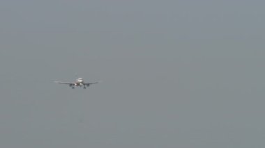 İniş yapan bir yolcu uçağının görüntüsü. Uçak geliyor. Seyahat kavramı