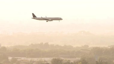 ALMATY, KAZAKHSTAN - 26 Temmuz 2024: Hava Astana uçağı gün batımında Almaty Uluslararası Havaalanına indi