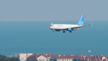 SOCHI, Rusya - 02 Ağustos 2022: Pobeda 'dan Boeing 737 iniyor. Yolcu uçağı iniyor, yan görüş. Seyahat kavramı
