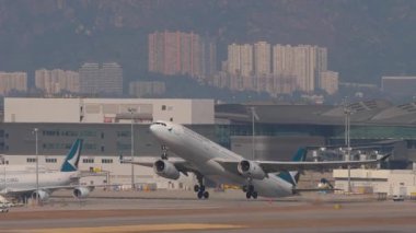HONG KONG - 29 Ocak 2025: Yolcu uçağı Airbus A330-343, B-HLW Cathay Pacific havalandı. Uçak kalkıyor. Seyahat kavramı