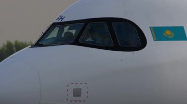 ALMATY, KAZAKHSTAN - 27 Haziran 2024: Airbus A321neo, Almaty havaalanından EI-KGH. Uçağın kokpitinin görüntüsü, yakın çekim.