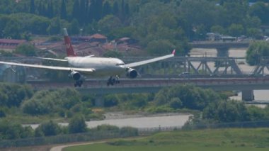 SOCHI, RUSSIA - 27 Ağustos 2022: Aircraft Airbus A330, RA-73328 Nordwind Airlines inişe yaklaşıyor. Uçak geliyor, ön manzara.