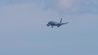 PHUKET, THAILAND - 20 Şubat 2025: Boeing 777, RA-73141 Aeroflot gökyüzünde. Geniş gövdeli uçak. Seyahat kavramı