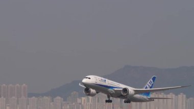 HONG KONG - 29 Ocak 2025: Tüm Nippon Havayollarından Boeing 787 Dreamliner Hong Kong Chek Kap Kok havaalanından havalandı. Uçak kalkıyor. Beneklenme