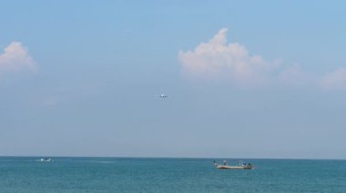 Andaman Denizi 'ne bir jet uçağı iniyor. Yüzen deniz gemilerinde. Seyahat kavramı