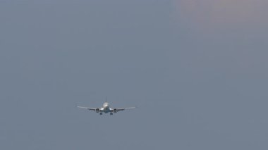 Gökyüzünde tanımlanamayan bir üniforması olan jet yolcu uçağı inişe yaklaşıyor.