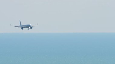 SOCHI, RUSSIA - 27 AĞUSTOS 2022: Yolcu uçağı Airbus A321, RA-73840 Ural Havayolları 'nın Sochi havaalanına inişi. Seyahat kavramı