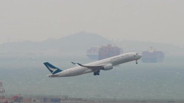HONG KONG - 26 Ocak 2025: Cathay Pacific Airbus A350, B-LRO Chek Kap Kok havaalanından kalkıyor. Uçak kalkıyor. Seyahat konsepti. Beneklenme