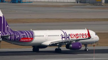 HONG KONG - 10 Kasım 2019 Airbus A321, Hong Kong havaalanından kalkan B-LEK. Yolcu uçağı kalkıyor