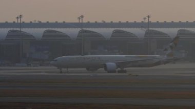 BANGKOK, THAILAND - 17 Mart 2025: Boeing 777, Etihad Havayolları 'nın A6-Eth' i Suvarnabhumi havaalanında taksicilik yapıyor. Seyahat kavramı
