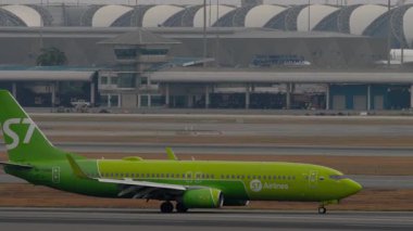 BANGKOK, THAILAND - 17 Mart 2025: S7 Airlines, Boeing 737 inişten sonra Suvarnabhumi havaalanına varıyor. Seyahat kavramı