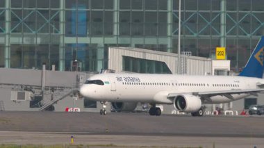 ALMATY, KAZAKHSTAN - 27 Haziran 2024: Yolcu uçağı Airbus A321, Air Astana EI-KGK Almaty Uluslararası Havalimanı, Kazakistan