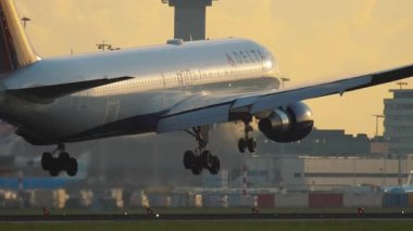 AMSTERDAM, NETHERLANDS - 25 Temmuz 2017: sinematik çekim, DELTA Havayolları uçağı Amsterdam, Schiphol Havaalanına indi. Uçak iniyor. Tarvel eşleşmesi