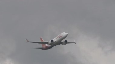 KUALA LUMPUR, MALAYSIA - 13 Ocak 2025: Boeing 737 MAX 8, Batik Air Malezya 'dan 9M-LRQ Kuala Lumpur Havaalanı, Malezya' dan havalanır. Seyahat kavramı
