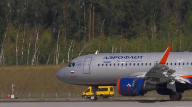 MOSCOW, Rusya Federasyonu - 31 Temmuz 2021: Aeroflot Airbus A320, VQ-BPU Sheremetyevo havaalanına indikten sonra frenleme, yan görüş. Spoiler verin. Seyahat kavramı