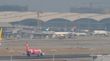 HONG KONG - 10 Kasım 2019 Airbus A320, AirAsia 9M-RAM Hong Kong havaalanından kalkış. Yolcu uçağı kalkıyor. Seyahat kavramı
