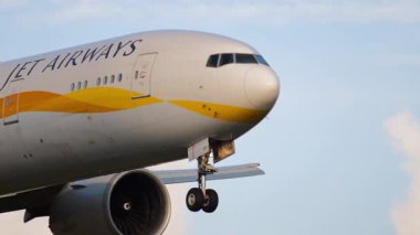 AMSTERDAM, NETHERLANDS - 25 Temmuz 2017: Jet Airways 'in Boeing 777 uçağı Amsterdam, Schiphol Havaalanına indi. Uçak uçuşu. Seyahat kavramı