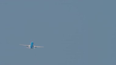 Kalkıştan sonra jet uçağının tırmanış görüntüleri. Gökyüzünde bir uçak, dikiz aynasından. Seyahat kavramı