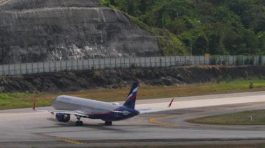 PHUKET, THAILAND - 12 Mart 2025: Airbus A321, RA-73704 Phuket havaalanında taksicilik. Uçak pistte.