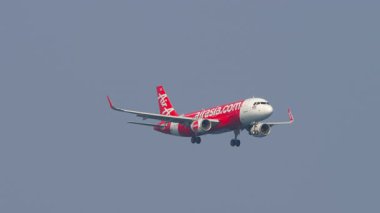 PHUKET, THAILAND - ŞUBAT 04, 2025: Tayland Havaalanı Phuket havaalanına inmek üzere. Uçak uçuşu, yan görüş. Seyahat kavramı.