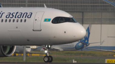 ALMATY, KAZAKHSTAN - 27 Haziran 2024: Airbus A321, Air Astana 'dan EI-KDG Almaty havaalanından havalanmadan önce hızlanıyor, yan görüş. Seyahat kavramı