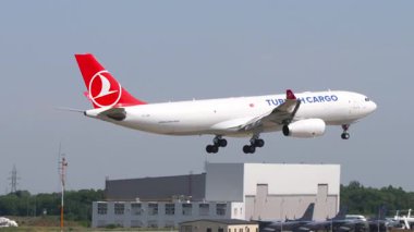 ALMATY, KAZAKHSTAN - 25 Haziran 2024: Aircraft Airbus A330, Türk Kargo 'dan TC-JDP ve piste iniş, yan görüş. Uçak uçuyor.