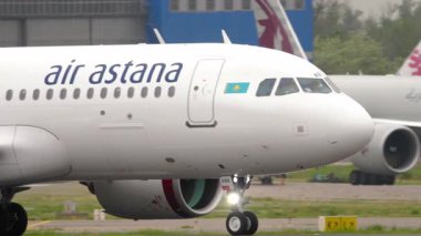 ALMATY, KAZAKHSTAN - 11 Mayıs 2024: Sivil jet Airbus A320, Air Astana 'dan EI-KBK Almaty havaalanında taksicilik yapıyor. Havaalanında yolcu uçağı var. Seyahat konsepti. Beneklenme