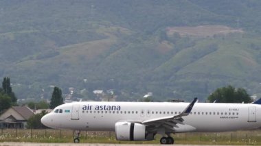 ALMATY, KAZAKHSTAN - 24 Haziran 2024: Almaty havaalanına inen Air Astana uçağı. Uçak geliyor. Spoiler verin. Seyahat kavramı