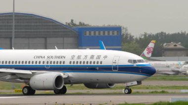 ALMATY, KAZAKHSTAN - 11 Mayıs 2024: China Southern Airlines Boeing 737 pistte, yan görüş. Uçak kalkıyor. Beneklenme
