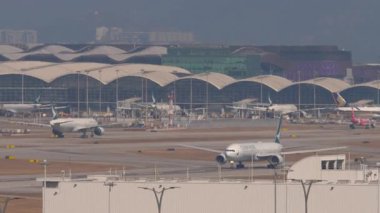 HONG KONG - 29 Ocak 2025: Cathay Pacific, Boeing 777, B-HNQ, Chek Kap Kok havaalanından kalkıyor. Geniş gövdeli yolcu jeti kalkışı. Seyahat kavramı