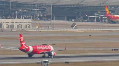 HONG KONG - 10 Kasım 2019 Airbus A320, AirAsia 9M-RAM Hong Kong havaalanından kalkmadan önce hız kazanıyor. Yolcu uçağı kalkıyor. Seyahat kavramı