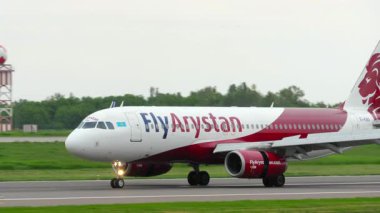 ALMATY, KAZAKHSTAN - 11 Mayıs 2024: Uçak Sineği Arystan indikten sonra yavaşlıyor, Almaty havaalanında spoiler veriliyor. Yolcu uçağı geliyor. Seyahat kavramı
