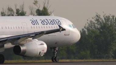 ALMATY, KAZAKHSTAN - 27 Haziran 2024: Airbus A321, Air Astana EI-KDA Almaty Havaalanı pistinde. Yolcu uçağı kalkıyor. Havaalanı
