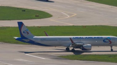 SOCHI, RUSSIA - 27 AĞUSTOS 2022: Yolcu uçağı Airbus A321, Ural Havayolları 'ndan RA-73840 Sochi havaalanına indikten sonra terminale iniyor. Turizm ve seyahat kavramı