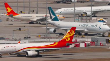 HONG KONG - 28 HAZİRAN 2025: Airbus A330, Hong Kong Havaalanı, Chek Kap Kok havaalanında B-LNY taksicilik. Seyahat kavramı