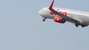 PHUKET, THAILAND - 14 Şubat 2025: Tayland Lion Air, Boeing 737, HS-LVM kalkıştan sonra tırmanış, yan görüş. Seyahat konsepti, havacılık